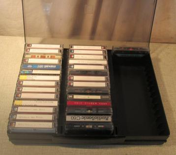 28 Voorbespeelde Cassettebandjes in Draagtas beschikbaar voor biedingen