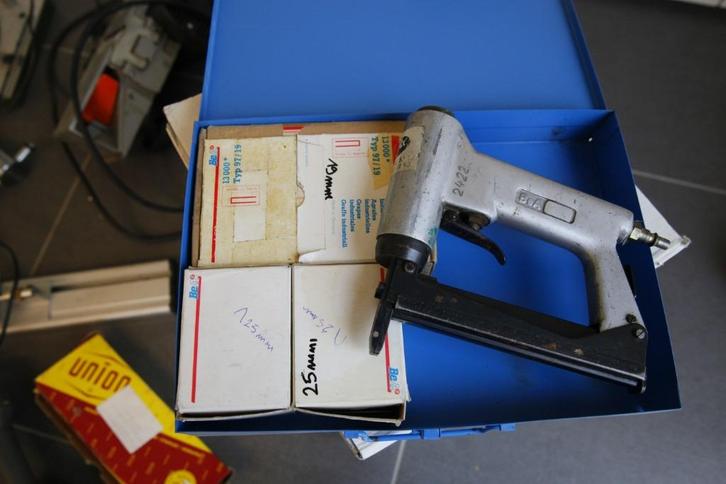 BEA nietpistool tot 25mm met 4 dozen krammen, Doe-het-zelf en Bouw, Gereedschap | Handgereedschap, Gebruikt, Ophalen of Verzenden