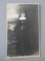 oude foto postkaart zuster non, Verzamelen, Foto, Klederdracht, Ophalen of Verzenden, Zo goed als nieuw