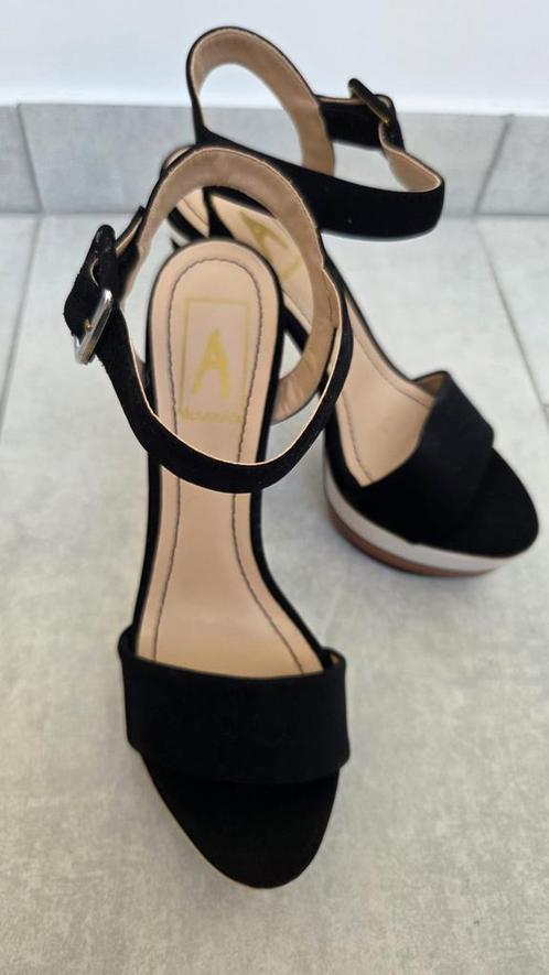 Sandalen met dikke hak en plateauzool — perfecte staat, Kleding | Dames, Schoenen, Zo goed als nieuw, Bruin, Ophalen of Verzenden