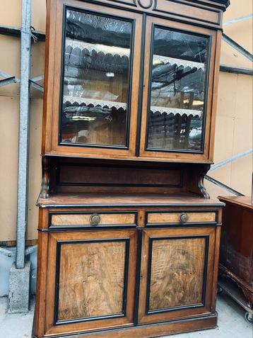 Vintage hoge vitrinekast  beschikbaar voor biedingen
