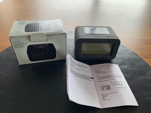 Niet gebruikte zwarte digitale wekker Xiron zachte buitenkan, Huis en Inrichting, Woonaccessoires | Klokken, Nieuw, Wekker of Tafelklok