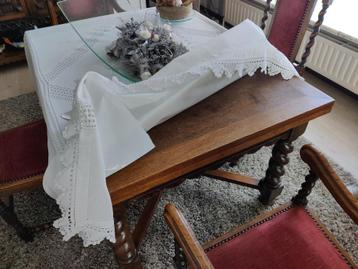 Antieke tafel met 6 stoelen beschikbaar voor biedingen