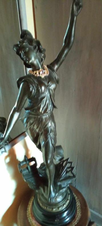 grande statue  beschikbaar voor biedingen
