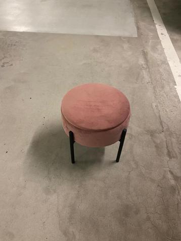 Petit tabouret en velours rose avec rangement