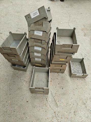 kunststof magazijnbakjes beschikbaar voor biedingen