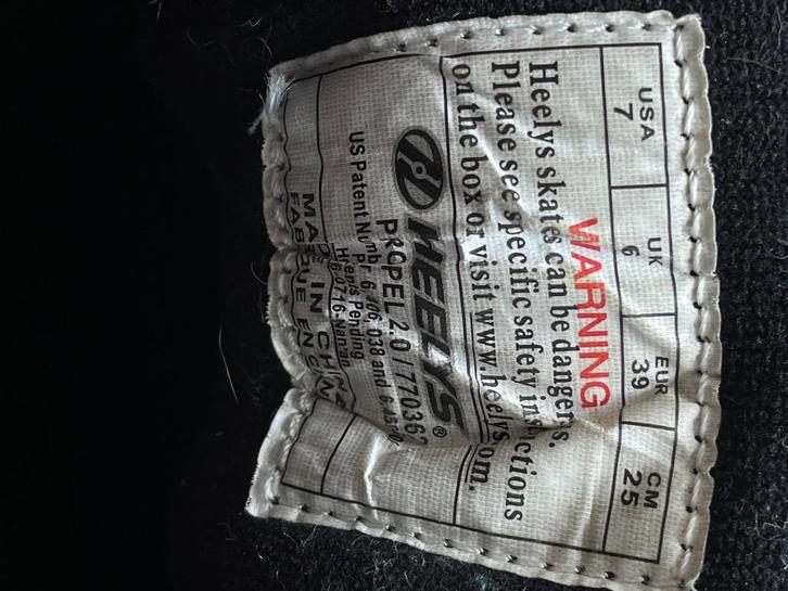 Chaussures à roues HEELYS - 39 / blanche & noire, Sports & Fitness, Patins à roulettes alignées, Comme neuf, Autres types, Autres marques