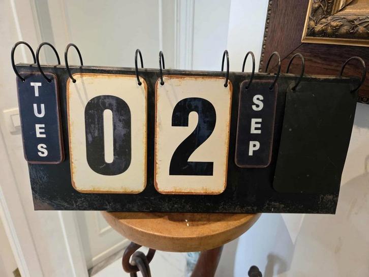 Unieke Metalen Kalender – Vintage Stijl met Karakter, Diversen, Kalenders, Zo goed als nieuw, Ophalen of Verzenden