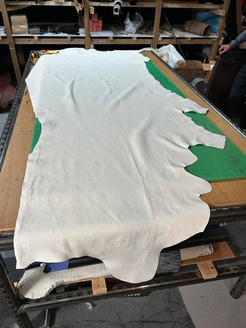 Gebroken witte leer lappen 2 stuks, Hobby en Vrije tijd, Stoffen en Lappen, Wit, Ophalen of Verzenden
