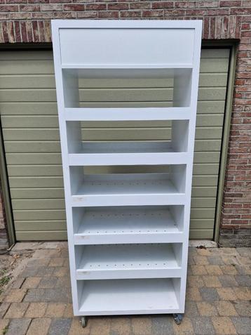 Stevige Witte houten Winkel Vitrine kast op wielen te koop! beschikbaar voor biedingen