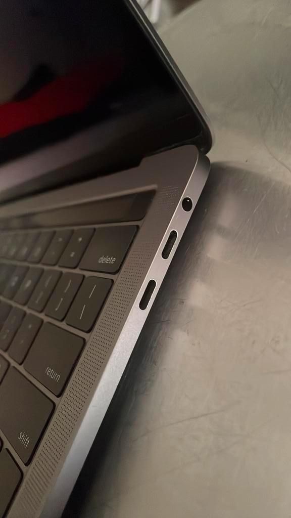 MacBook Pro 13" — Aanraakbalk, Computers en Software, Windows Laptops, Zo goed als nieuw, 13 inch, SSD, 3 tot 4 Ghz, 8 GB, Qwerty