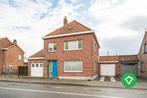 Op te frissen gezinswoning met twee garages  te Eernegem, 181 m², Eernegem, Vrijstaande woning, 3 kamers