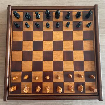 Grand échiquier / jeu d’Echecs en bois, artisanal et vintage