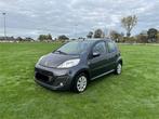 Peugeot 107, benzine, 61.500 km, manueel, elek ramen, 5-deur, Auto's, Peugeot, Voorwielaandrijving, Euro 5, Zwart, Handgeschakeld