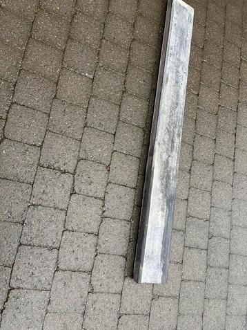 Oude vensterbank beschikbaar voor biedingen