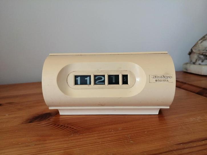 Vintage Sankyo digital clock model 451 D Japan, Electroménager, Réveils, Utilisé, Digital, Enlèvement