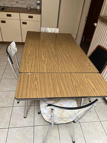 Verstelbare keukentafel en 4 stoelen beschikbaar voor biedingen