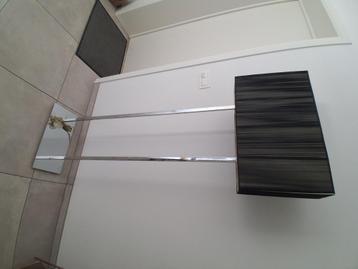 Vloerlamp chroomkleurig met rechthoekige lampenkap met zwart beschikbaar voor biedingen