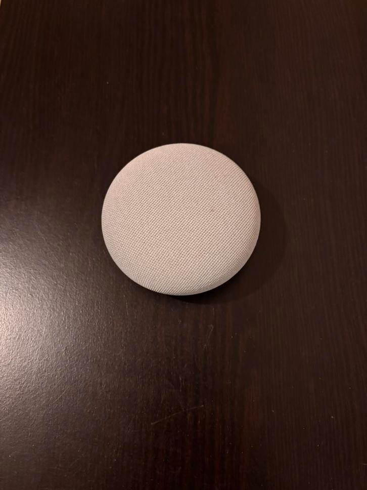 Dit apparaat is een Google Nest mini(2e generatie), Télécoms, Téléphonie mobile | Chargeurs pour téléphone, Comme neuf, Enlèvement