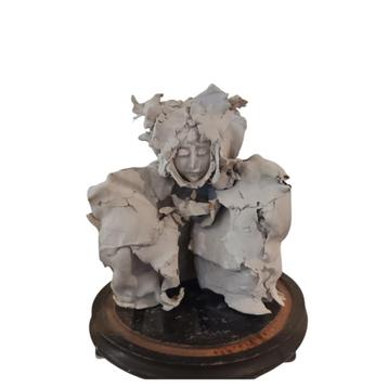 klei sculptuur van Nicole Monheim beschikbaar voor biedingen