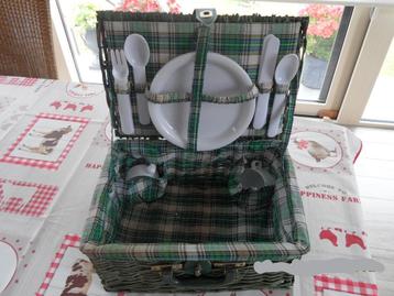 Te koop een picknickmand voor twee personen, Hobby en Vrije tijd, Picknickmanden, Ophalen, Zo goed als nieuw