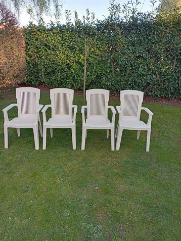 Mooie 4 supper sterke tuinstoelen . beschikbaar voor biedingen
