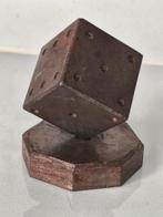 Robuuste stalen dobbelsteen op voet, Antiek en Kunst, Ophalen of Verzenden