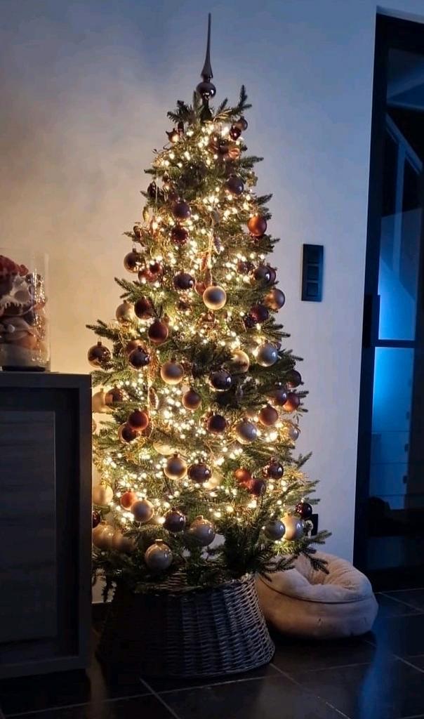 Kerstboom 170cm op 70cm met mand, Diversen, Kerst, Ophalen