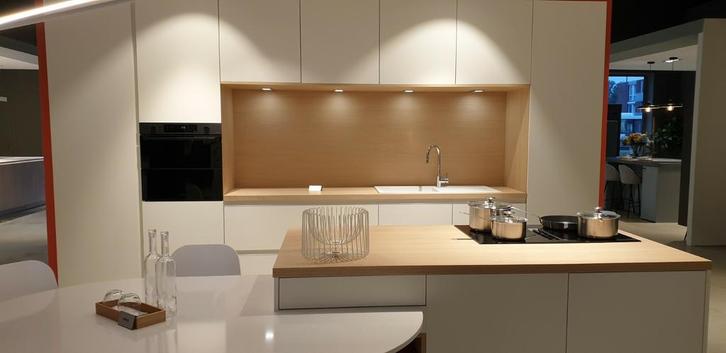 Toonzaal keuken matt UV lak, Huis en Inrichting, Keuken | Complete keukens, Zo goed als nieuw, Wit, Composiet, Ophalen