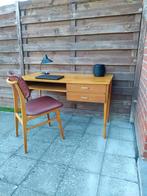 Modernistisch bureau met vintage stoel, Huis en Inrichting, Bureaus, Ophalen, Zo goed als nieuw, Bureau