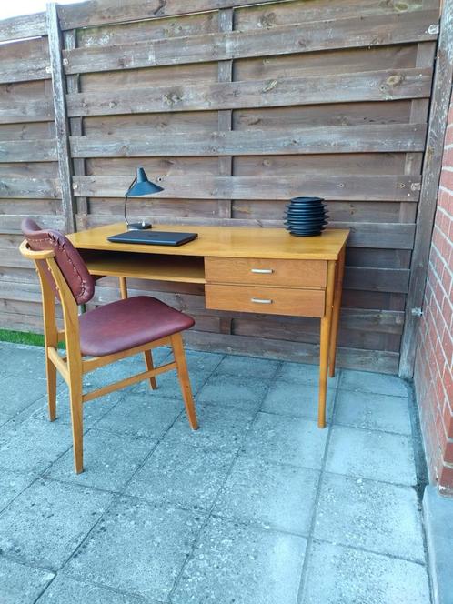 Modernistisch bureau met vintage stoel, Huis en Inrichting, Bureaus, Zo goed als nieuw, Bureau, Ophalen