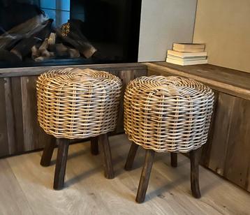 Prchtige rotan krukjes beschikbaar voor biedingen