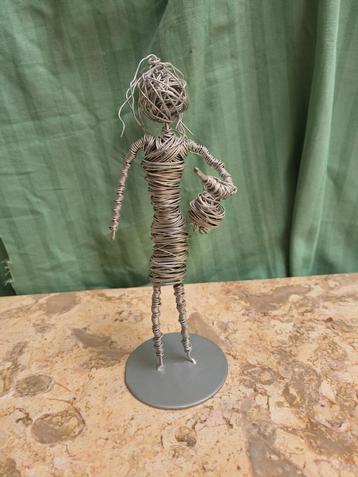 Draadsculptuur van een vrouw beschikbaar voor biedingen