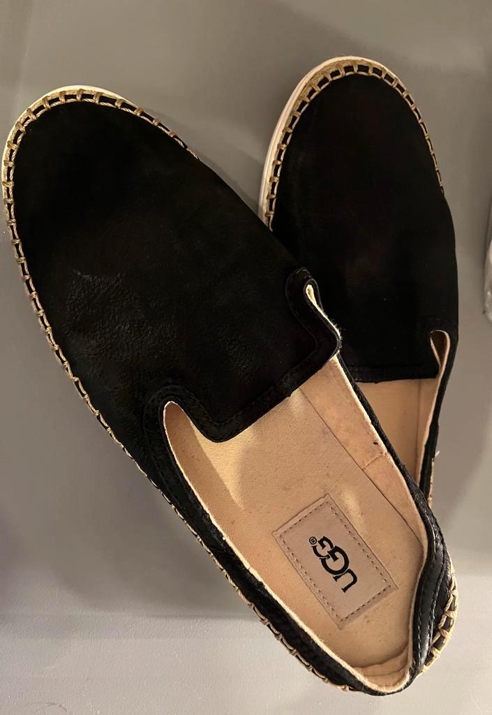 UGG instapper MAAT 40 zwart leder VASTE PRIJS‼️👞👞👞, Kleding | Dames, Schoenen, Zo goed als nieuw, Zwart, Ophalen