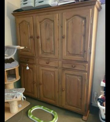 Wand kast beschikbaar voor biedingen