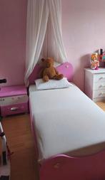 Roze kinderbed en nachtkastje., Ophalen, Matras