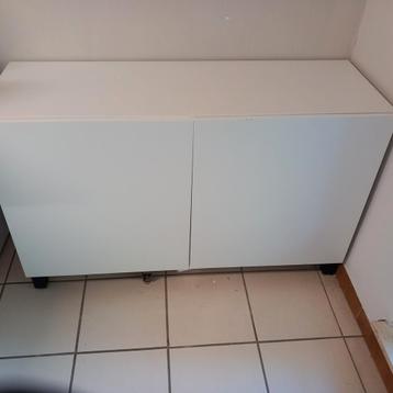 Lage kast met 2 deuren beschikbaar voor biedingen
