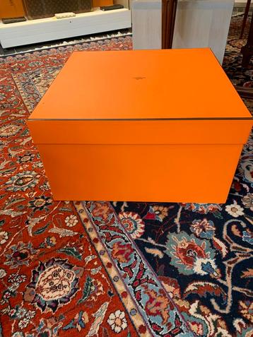 Super grote doos van Hermès beschikbaar voor biedingen