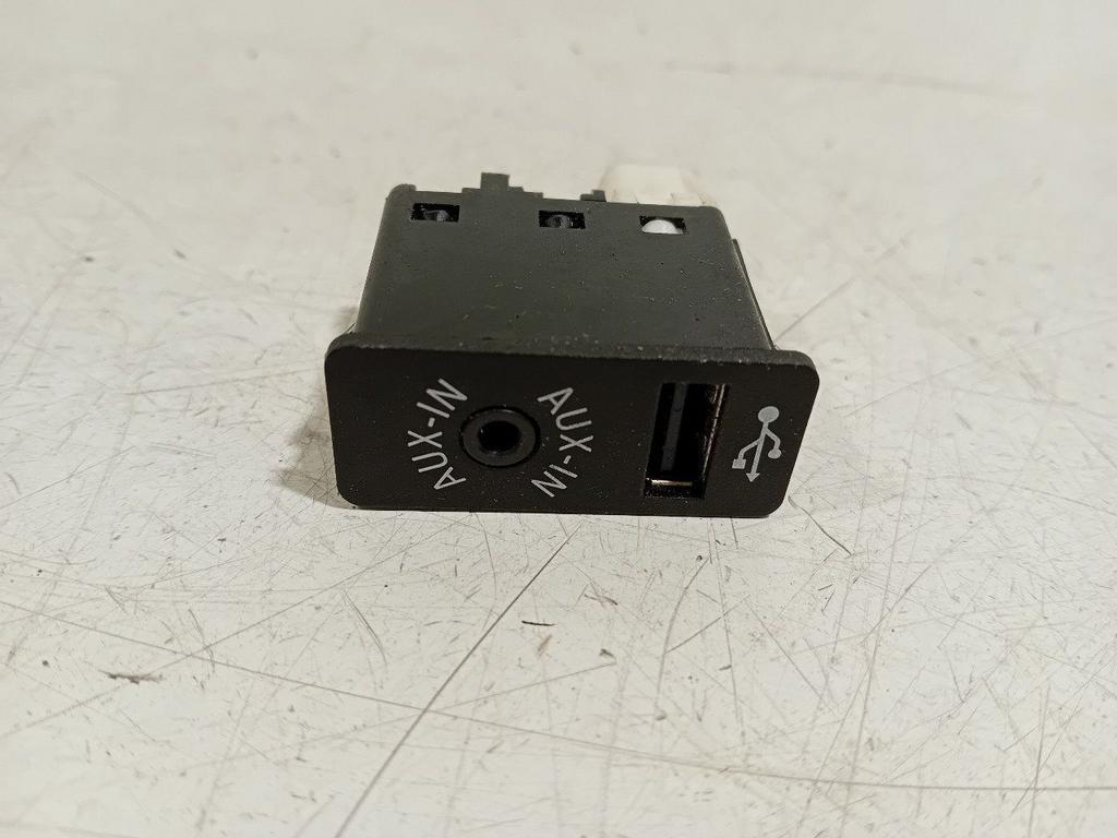 Aux poort BMW i3, Onderdelen@venauto.nl, Van der Ven Autorecycling B.V., Gebruikt, Ettenseweg 76, 4706 PB Roosendaal, The Netherlands