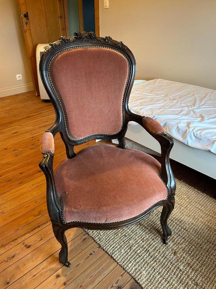 Fauteuil classique en bois massif en velours rose, Antiquités & Art, Antiquités | Meubles | Chaises & Canapés, Enlèvement