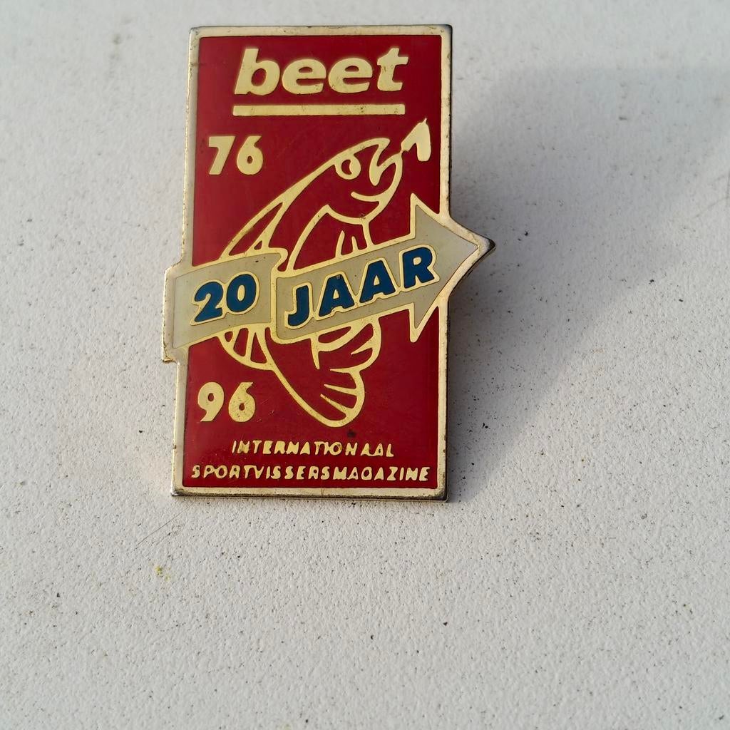 Vintage pin Beet vismagazine – 20 jaar (1976–1996), Verzamelen, Speldjes, Pins en Buttons, Ophalen of Verzenden