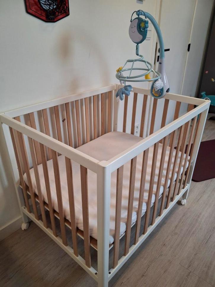 Parc en bois prémaman blanc réglable, Enfants & Bébés, Parcs, Utilisé, Rectangulaire, Réglable en hauteur, Roulettes, Enlèvement