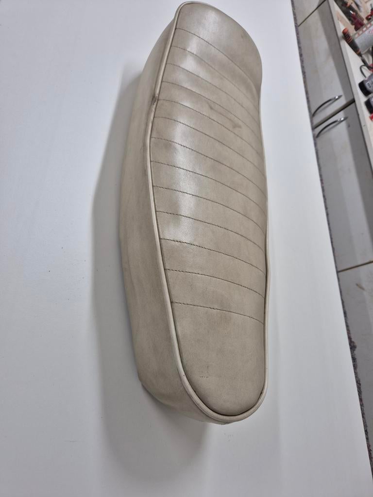 Vespa v50, Enlèvement, Selle