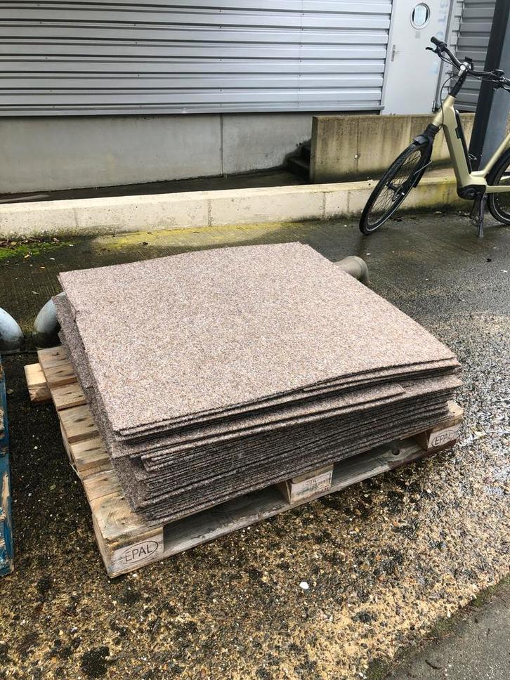 Lot de dalles de moquette beiges de 30 m2, Articles professionnels, Aménagement de Bureau & Magasin | Commerce & Inventaire, Enlèvement