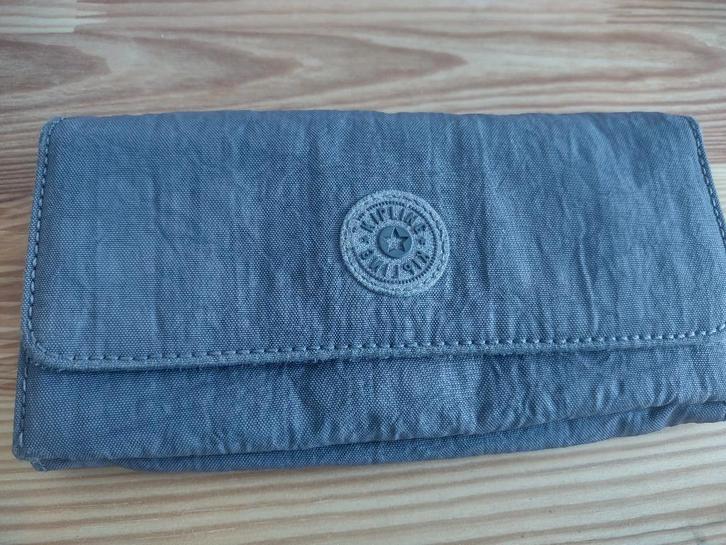 Kipling MONEY LAND grote portemonnee, Handtassen en Accessoires, Portemonnees, Zo goed als nieuw, Overige merken, Paars, Met knipsluiting