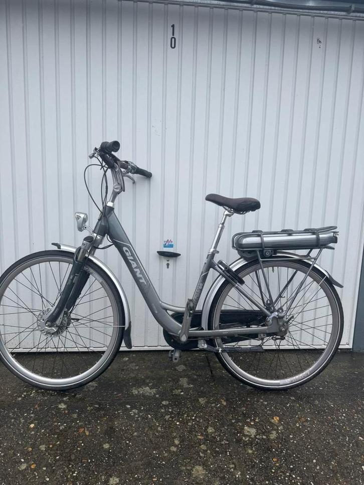 VÉLO ÉLECTRIQUE GÉANT AVEC MOTEUR DE ROUE AVANT, Vélos & Vélomoteurs, Vélos électriques, Comme neuf, Giant, Enlèvement
