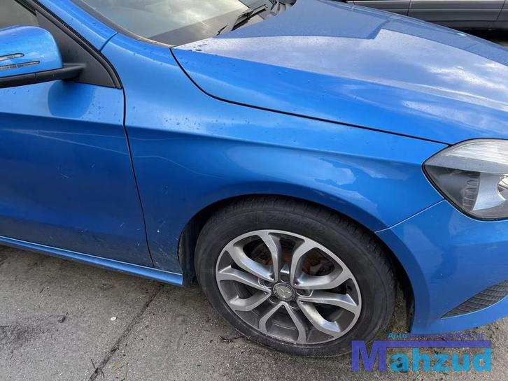 MERCEDES A KLASSE W176 blauw 162 rechts voorscherm 2012-2018, Auto-onderdelen, Carrosserie, Mercedes-Benz, Voor, Rechts, Gebruikt