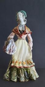 Belle statue en terre cuite d'une dame avec un panier, Enlèvement ou Envoi