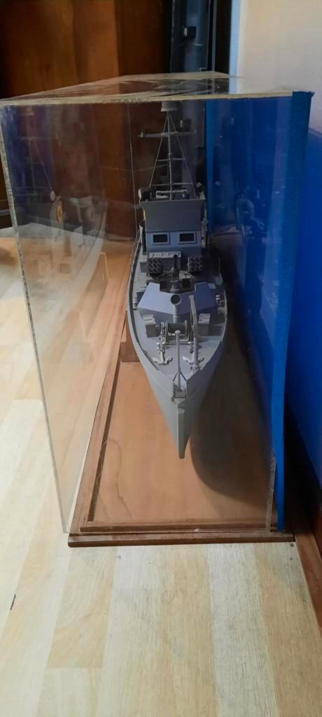 groot statisch of RC oorlogsschip met vitrine, Hobby en Vrije tijd, Modelbouw | Boten en Schepen, Zo goed als nieuw, Ophalen