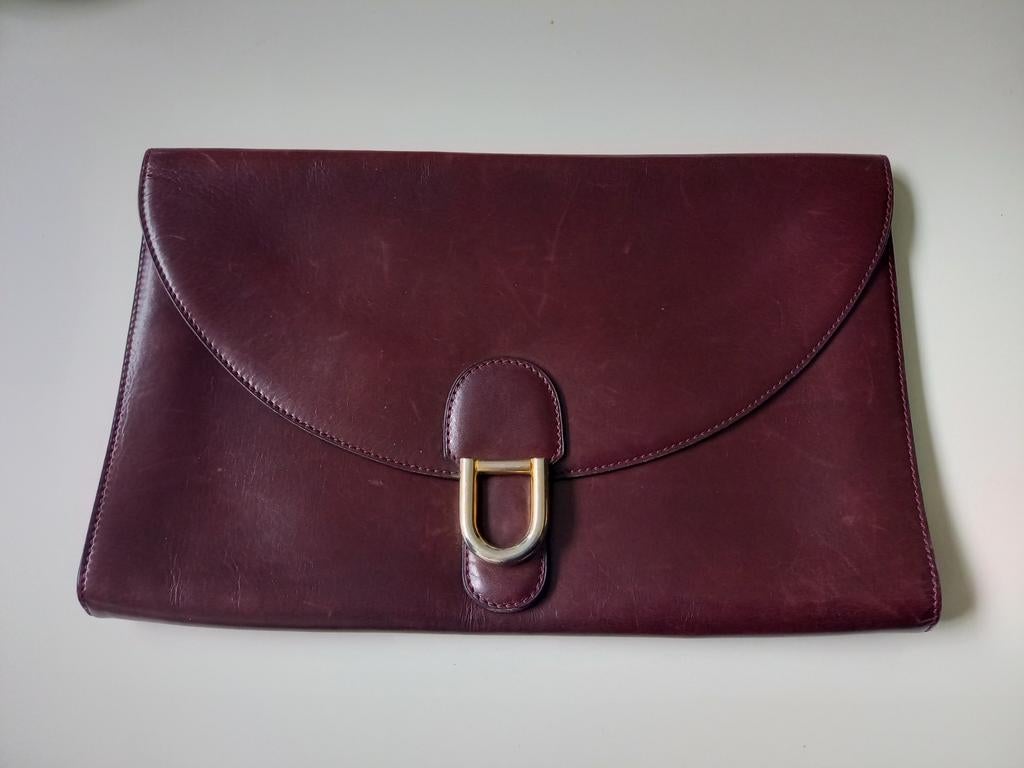 Delvaux clutch, Ophalen